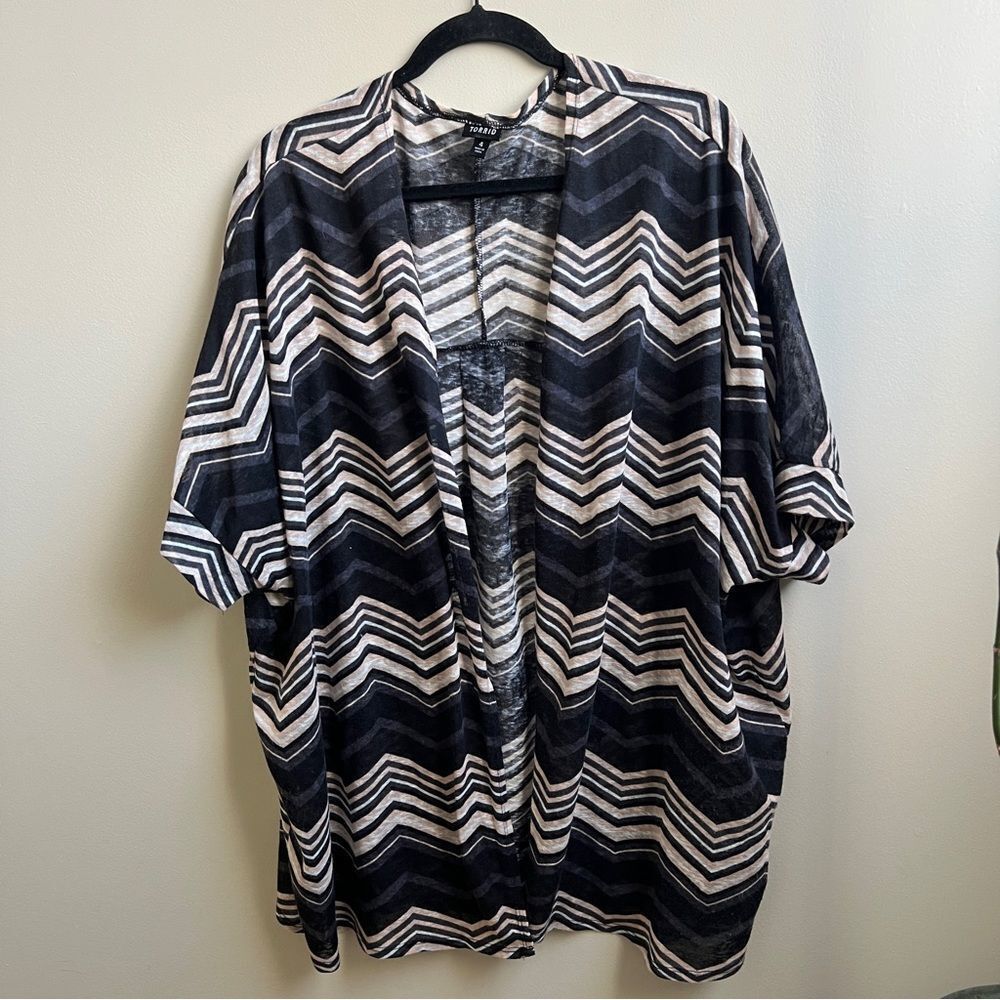 Torrid Black Chevron Short Sleeve Kimono Size 4 4x